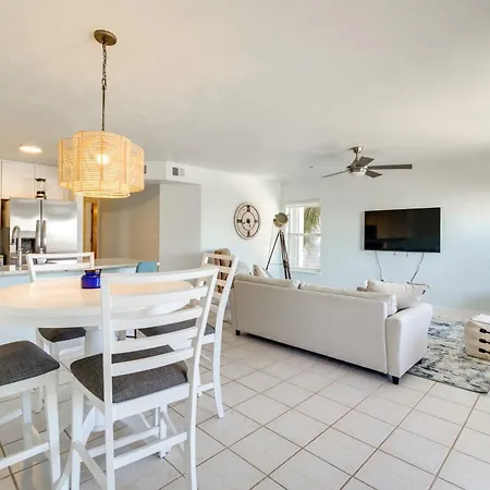 Cedar Key Condo With Balcony And Gulf Views!